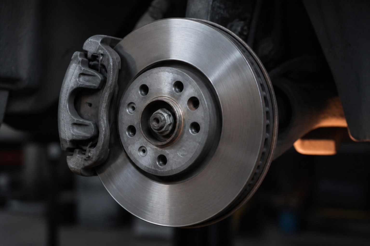 Disco e pinza dei freni di un'auto in officina